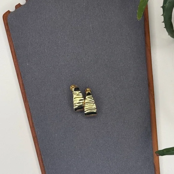 Vintage Napier Gold Textured Minimalist Earrings | Sculptural 90s - Picture 6 of 8